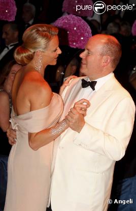 La 62e édition du gala de la Croix Rouge Monégasque, le 30 juillet 2010, a accueilli plus de 800 convives dans un décor inspiré de l'âge d'or des paquebots. Le prince Albert présidait la soirée avec sa sublime fiancée, Charlene Wittstock.