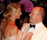 La 62e édition du gala de la Croix Rouge Monégasque, le 30 juillet 2010, a accueilli plus de 800 convives dans un décor inspiré de l'âge d'or des paquebots. Le prince Albert présidait la soirée avec sa sublime fiancée, Charlene Wittstock.
