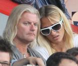 Philippe Lucas en charmante compagnie, lors du match PSG-AS Roma durant le Tournoi de Paris, au Parc des Princes, le 1er août 2010.