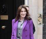 Carla Bruni-Sarkozy  en tailleur-pantalon pour aller au 10 Downing street, le 27 mars 2008