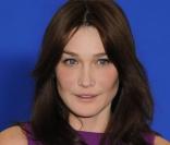 Carla Bruni-Sarkozy  porte une petite robe chasuble violette assortie à un manteau