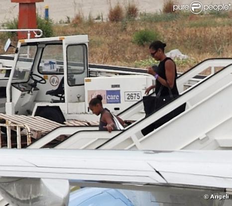 Michelle Obama et sa fille cadette Sasha arrivent à l'aéroport de Malaga le 4 août 2010