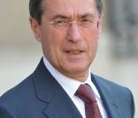 Claude Guéant est incarné par Hippolyte Girardot. 