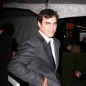 Joaquin Phoenix s'affiche avec son look méconnaissable et pas très propre !
