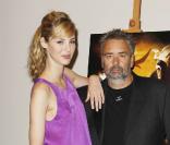 Louise Bourgoin, toute pimpante aux côtés de Luc Besson, à Berlin, le 5 août 2010.