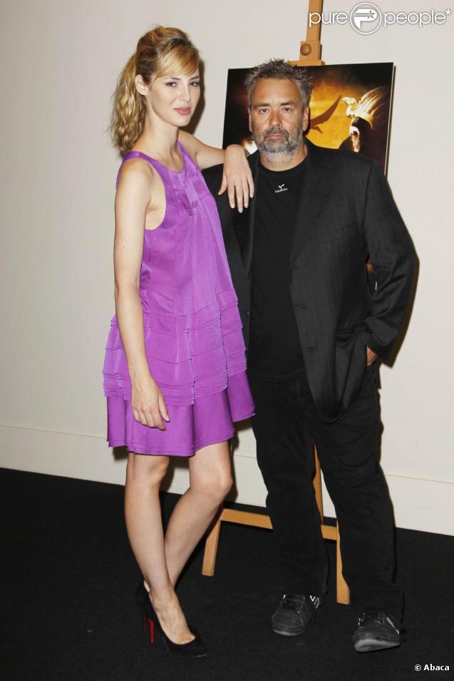 Louise Bourgoin, toute pimpante aux côtés de Luc Besson, à Berlin, le 5 août 2010.