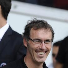 Laurent Blanc, sélectionneur de l'équipe de France, mène une vie de famille sereine et exemplaire. Fait amusant, il a fait la connaissance de son épouse, Anne, à l'âge de 6 mois !