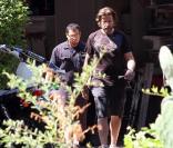 Jeudi 5 août, Dean McDermott, l'époux de la comédienne Tori Spelling, remonte à moto pour la première fois depuis son accident, survenu le 1er juillet.
