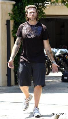 Jeudi 5 août, Dean McDermott, l'époux de la comédienne Tori Spelling, remonte à moto pour la première fois depuis son accident, survenu le 1er juillet.