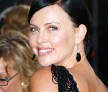 Charlize Theron version brune mystérieuse.  