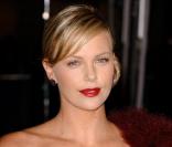 Charlize Theron, une beauté lumineuse sur tapis rouge 