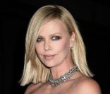 Charlize Theron lors d'une soirée prestigieuse, avec le look d'une princesse 