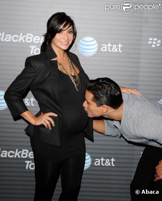 Mario Lopez et sa compagne Courtney Mazza, enceinte, à la soirée Blackberry Torch le 11 août 2010 à Los Angeles