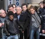 Un moment de recueillement pénible pour Jamel et Mélissa Theuriau devant les gerbes de fleurs