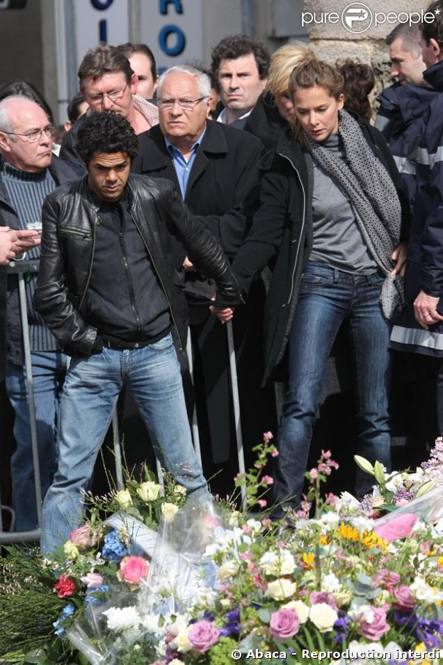 Un moment de recueillement pénible pour Jamel et Mélissa Theuriau devant les gerbes de fleurs