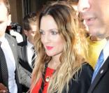 Drew Barrymore sortant de l'Apple Store à Londres, le 18 août 2010