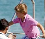 Elizabeth Hurley passe ses vacances à Saint-Tropez avec son fils Damian, son mari et leur ami David Furnish. 17/08/2010