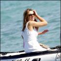 Elizabeth Hurley : Découvrez ses vacances avec son époux, son adorable fils... et son ex, Hugh Grant !