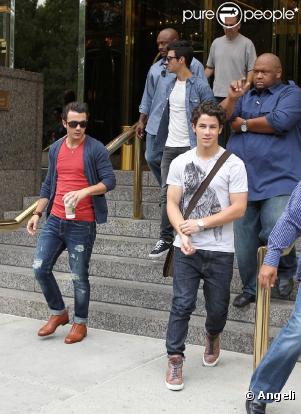 Joe, Nick et Kevin Jonas à la sortie de leur hôtel à New York