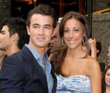 Kevin Jonas et Danielle Deleasa à la sortie de leur hôtel à New York