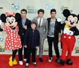Joe, Nick et Kevin et leur petit frère Frank Jonas à la première de Camp Rock 2 au Lincoln Center à New York