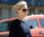  Reese Witherspoon quitte le salon de beauté Neil George à Beverly Hills le 19 août 2010 