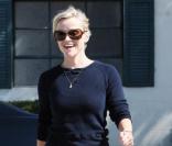  Reese Whitersppon quitte le salon Neil George à Beverly Hills le 19 août 2010 