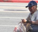Pete Wentz offre un sac de denrées alimentaires à un homme dans le besoin, à Los Angeles, dimanche 22 août.