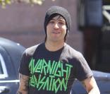 Pete Wentz offre un sac de denrées alimentaires à un homme dans le besoin, à Los Angeles, dimanche 22 août.