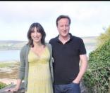 Le premier ministre anglais David Cameron et son épouse Samantha, enceinte, en vacances à Cornouailles le 22 août 2010