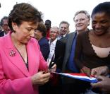  La ministre des sports Roselyne Bachelot ici en compagnie de Marie-José Pérec inaugure le 23e Villeneuve d'Ascq Athletics à Villeneuve d'Ascq le 24 août 2010 
