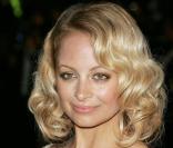  Nicole Richie et son fameux carré blond, ici joliment ondulé ! 
 &nbsp; 