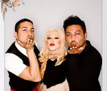 Christina Aguilera pose pour des photos drôles au mariage de son amie la styliste Simone Harouche et  Marc Bretter