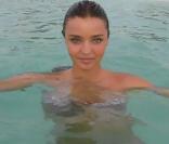 Miranda Kerr faisant la promo de sa marque de cométiques naturelles, Kora
