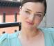 Miranda Kerr dans une vidéo promotionnelle de sa marque de cosmétiques Kora