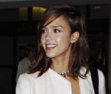 Jessica Alba : Soutien-gorge apparent à l'aéroport... Sexy !