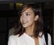 Jessica Alba : Soutien-gorge apparent à l'aéroport... Sexy !