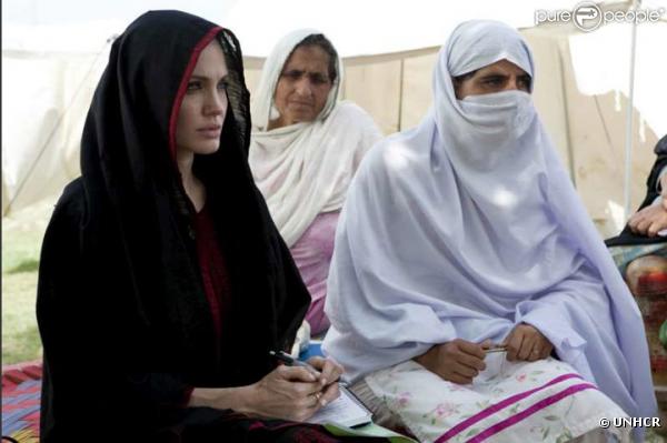 Angelina Jolie visite des camps au Pakistan le 7 septembre 2010