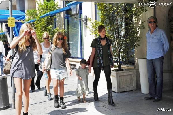 Milla Jovovich en balade en famille à Munich