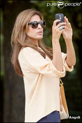 Eva Mendes se promène au Musée Rodin et dans les Jardins du Luxembourg, à Paris, le 9 septembre 2010.