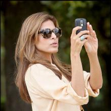 Eva Mendes se promène au Musée Rodin et dans les Jardins du Luxembourg, à Paris, le 9 septembre 2010.