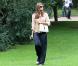Eva Mendes se promène au Musée Rodin et dans les Jardins du Luxembourg, à Paris, le 9 septembre 2010.