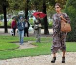 Eva Mendes dans les rues de Paris, le 8 septembre 2010
