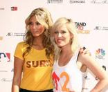 La jolie Delta Goodrem (à gauche) et la pétillante Natasha Bedingfield (à droite) sont elles aussi venues à la soirée Stand up 2 Cancer, vendredi 10  septembre à Los Angeles.