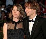 Le jury de la 67e Mostra de Venise, présidé par Quentin Tarantino, a décerné à Sofia Coppola (photo : avec son compagnon Thomas Mars) le Lion d'Or pour le film Somewhere, porté par le duo d'acteurs Stephen Dorff-Elle Fanning.