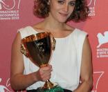 Le jury de la 67e Mostra de Venise, présidé par Quentin Tarantino, a décerné à Sofia Coppola le Lion d'Or pour le film Somewhere, porté par le duo d'acteurs Stephen Dorff-Elle Fanning. La Française Ariane Labed a reçu la coupe Volpi. 