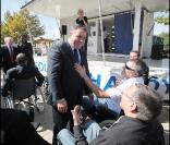 Jean-Marie Bigard a testé la vie en chaise roulante pour l'association Handynamic, ici avec Xavier Bertrand 