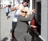 Amanda Lear et Jean-Marie Bigard ont testé la vie en chaise roulante pour l'association Handynamic