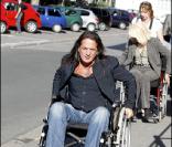 Francis Lalanne a testé la vie en chaise roulante pour l'association Handynamic