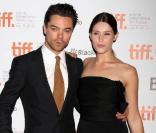 Dominic Cooper et Gemma Arterton, radieuse, lors de la présentation de  Tamara Drewe  au Festival du Film de Toronto, le 12 septembre 2010.